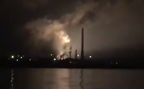 В Мариуполе горит завод 