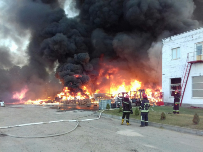 Біля Львова виникла масштабна пожежа на хімічному підприємстві, - ВІДЕО (оновлено)