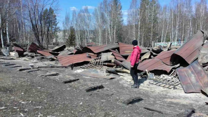 У Росії жителі знищеного пожежею села відкопали спиртне у підвалі згорілого магазину, - ВІДЕО
