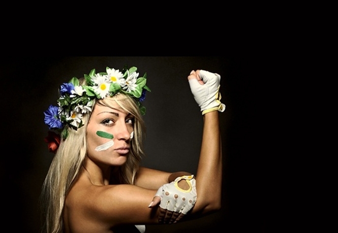 Активістці FEMEN, яка спиляла хрест, надали притулок у Франції