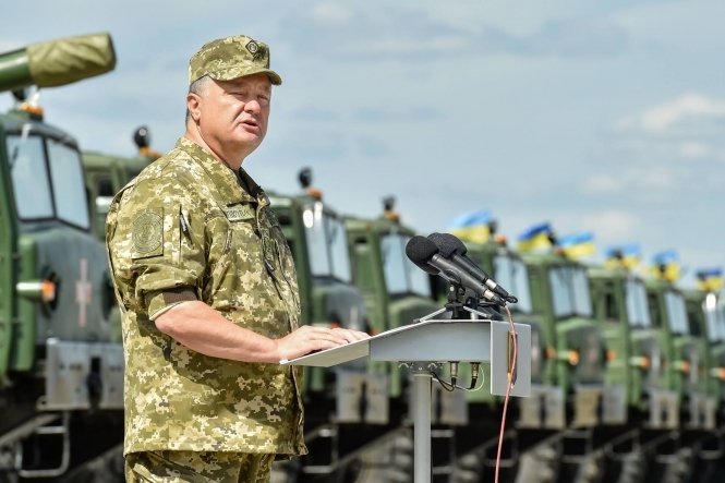 Порошенко заявив про можливість введення воєнного стану 