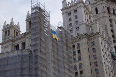 На высотке в Москве вывесили украинский флаг