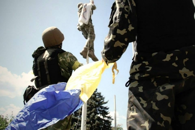 Над Дзержинськом військові підняли державний прапор України