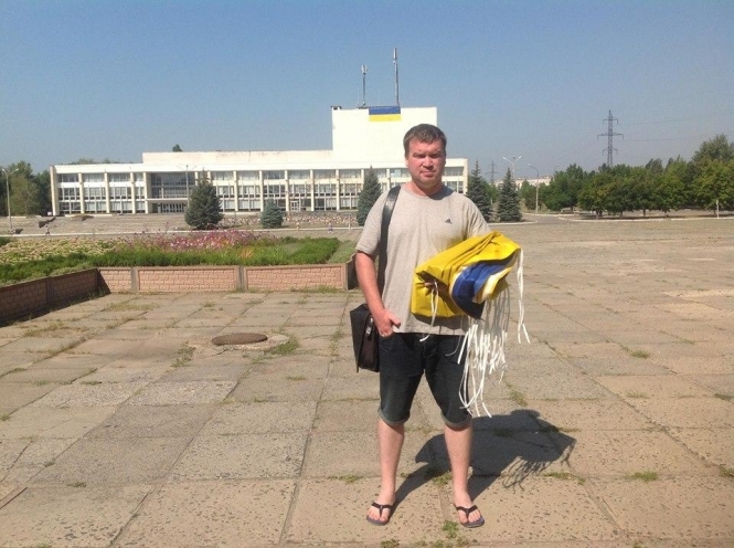 У Рубіжному підняли 8-метровий прапор України, - фото