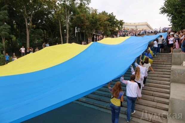 На Потьомкінських сходах в Одесі розгорнули 24-метровий прапор України, - фото