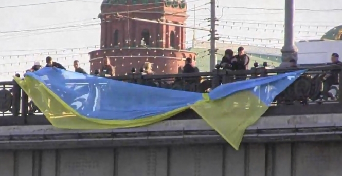 У Москві затримали активістів, які вивісили український прапор в центрі міста, - відео