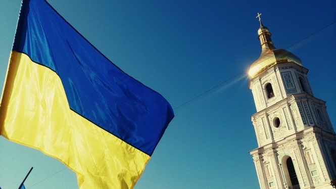 Над Крымом развевается украинский флаг, - видео
