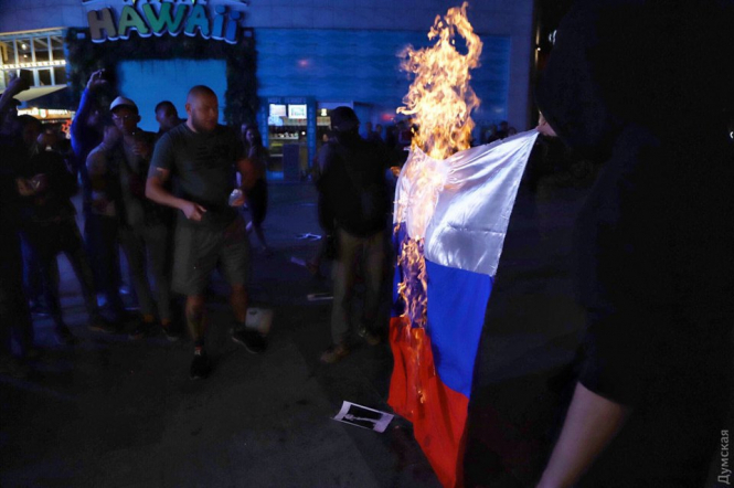 В Одесі спалили російський прапор на пікеті проти концерту російської співачки