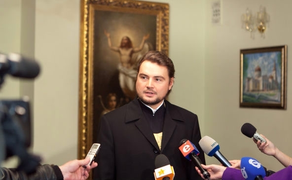 По приказу Захарченко викарий Драбинко должен был убедить митрополита Владимира отказаться от должности главы УПЦ МП