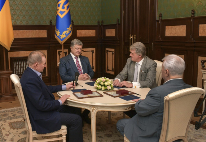 Порошенко обговорив з трьома екс-президентами розвиток України
