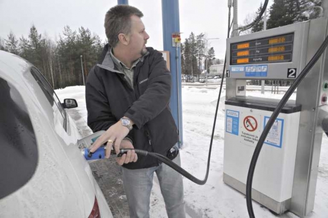 На заправках отдельных сетей снижаются цены на бензин, - Минэнерго