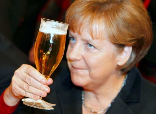 Меркель в юності не любила вечірок і заробляла на збиранні чорниці