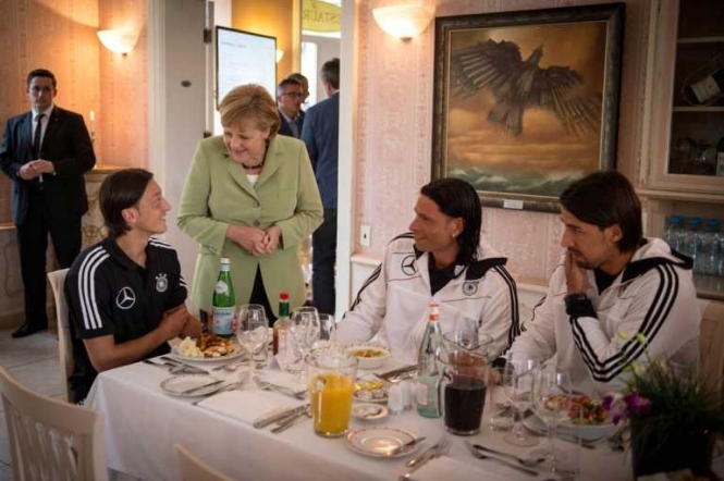 Меркель повечеряла зі збірною Німеччини (фото)