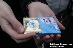 Суд визнав, що роздавати біло-голубі презервативи - законно