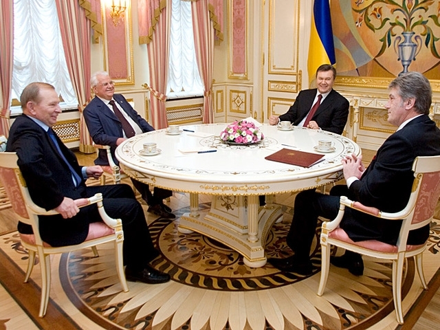 Зустріч чотирьох: Янукович радиться з колишніми президентами