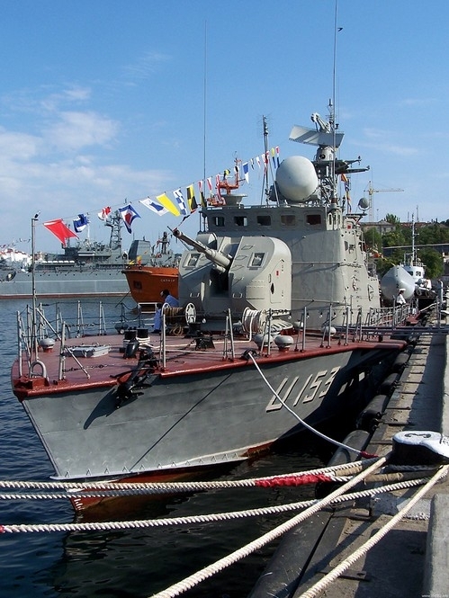 Росія розпочала повертати Україні кораблі