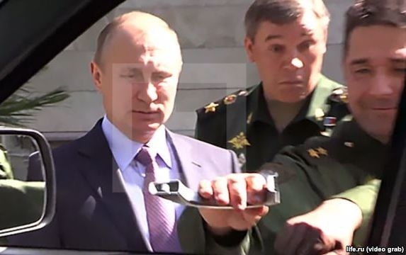 Путин не смог осмотреть автомобиль 