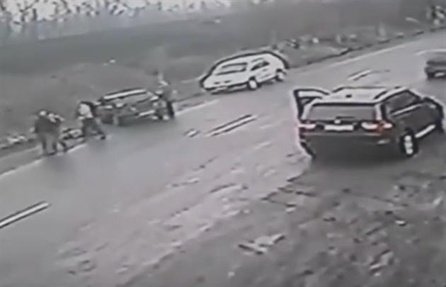Спасая 4-летнего мальчика житель Закарпатья сам попал под авто: шокирующее видео ДТП
