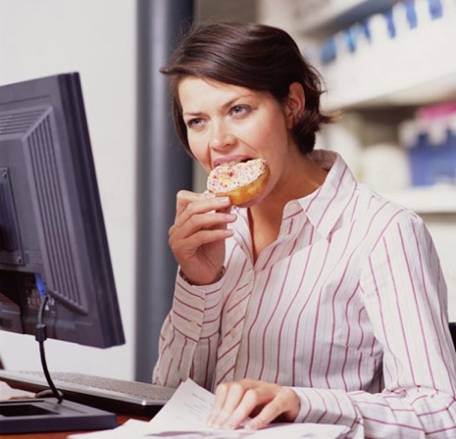 Чверть офісних працівників задовольняються печивом на обід