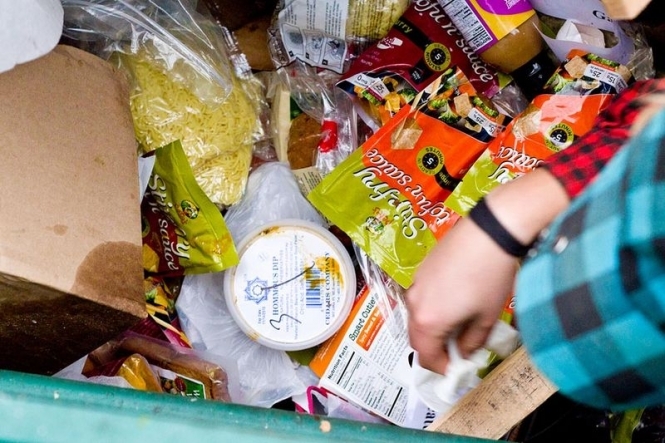 Франция первой в мире запретила супермаркетам выбрасывать еду