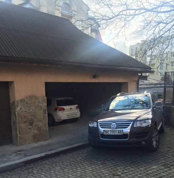 Львів'янка звинувачує прокурора у спробі відібрати її гараж, - фото