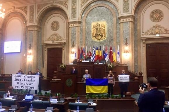 Спікера Держдуми Наришкіна українці в Бухаресті зустріли протестом