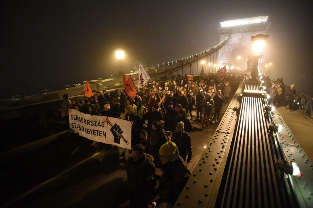 В Будапеште возобновились антиправительственные протесты из-за 