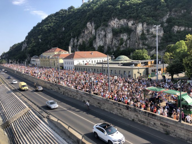 У Будапешті тисячі людей протестували через закон про ЛГБТ