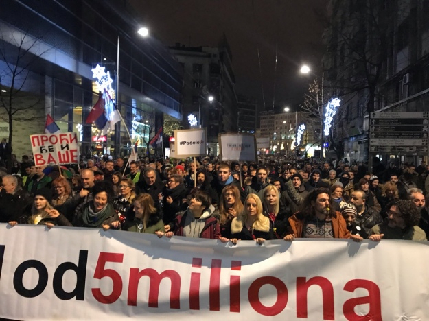 У Белграді багатотисячний натовп втретє протестував проти президента Вучича

