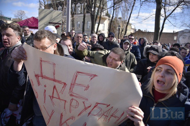 На предвыборном митинге Порошенко в Киеве произошли столкновения