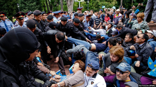 Тисячі мітингувальників штурмують резиденцію президента в Алмати