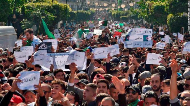 В Алжирі тисячі людей вийшли на акції проти чинного президента 