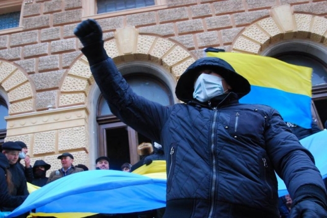 Партию регионов и КПУ запретили в Черновцах как антинародные политсилы