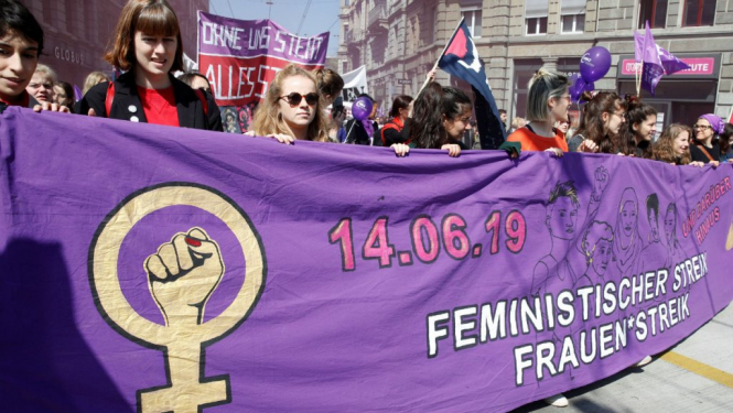 Сотні жінок у Швейцарії вийшли на протести за гендерну рівність — вдруге за майже 30 років