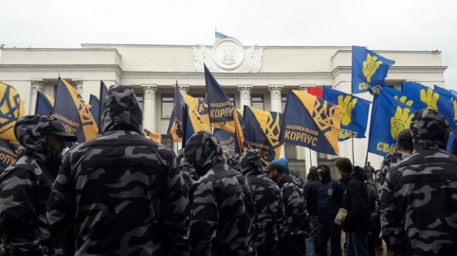 Под Радой протестуют против продления особого статуса Донбасса