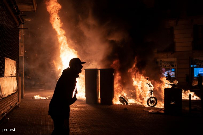 В городах Испании вспыхнули протесты из-за задержания рэпера. Между полицией и митингующими произошли сто