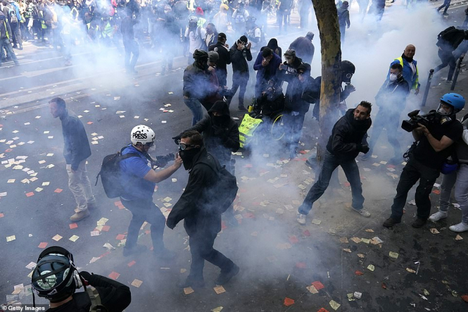 У Парижі - першотравневі протести, затримані 165 демонстрантів, - ФОТО