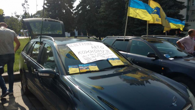 Водители автомобилей с еврономерами заблокировали выходы из Рады