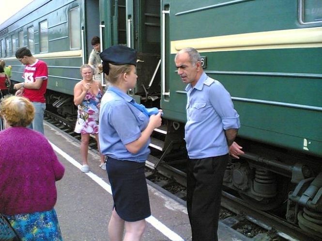 На залізниці заблукав поїзд: пасажирів замість Запоріжжя завезли у Дніпропетровськ
