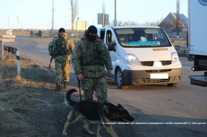Пограничники задержали женщину, которая перевозила боевикам паспорта и 155 тыс гривен