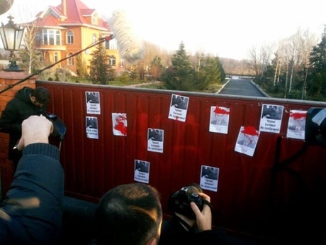 Активисты возвращаются на Майдан: оставили Пшонке надпись 