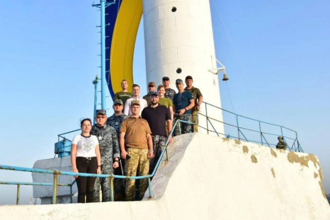 На маяку в Одесі розгорнули величезний прапор України