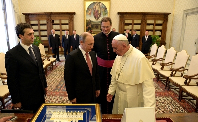 Путин оправдывается после опоздания на встречу с Папой Римским