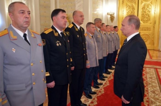 Путин отстранил от должностей 16 генералов
