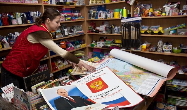 З книгарень Сімферополя розмітають портрети Путіна. Розраховуються гривнями, - фото