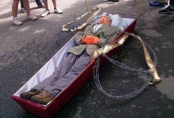 У Харкові на день Росії поховали опудало Путіна, - ВІДЕО
