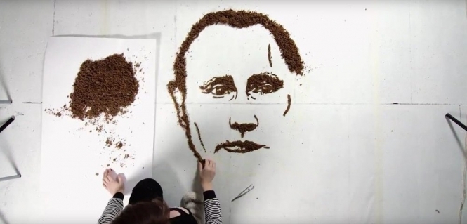 Литовська художниця нагодувала курей портретом Путіна, - ВІДЕО