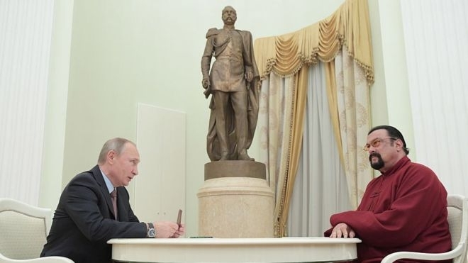 Стивен Сигал получил от Путина российский паспорт