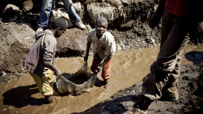 У Конго на шахтах з видобутку кобальту працюють 4-річні діти, - ВІДЕО