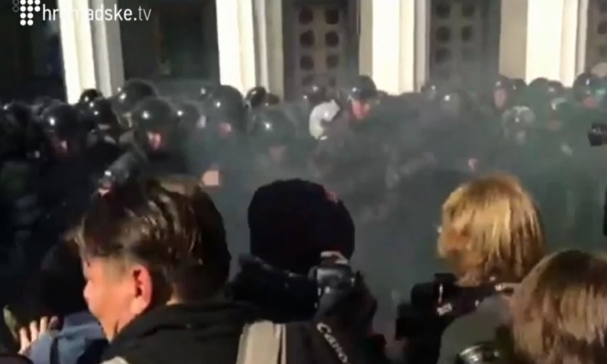 Под Радой столкновения: митингующие начали бить окна первого этажа, - трансляция